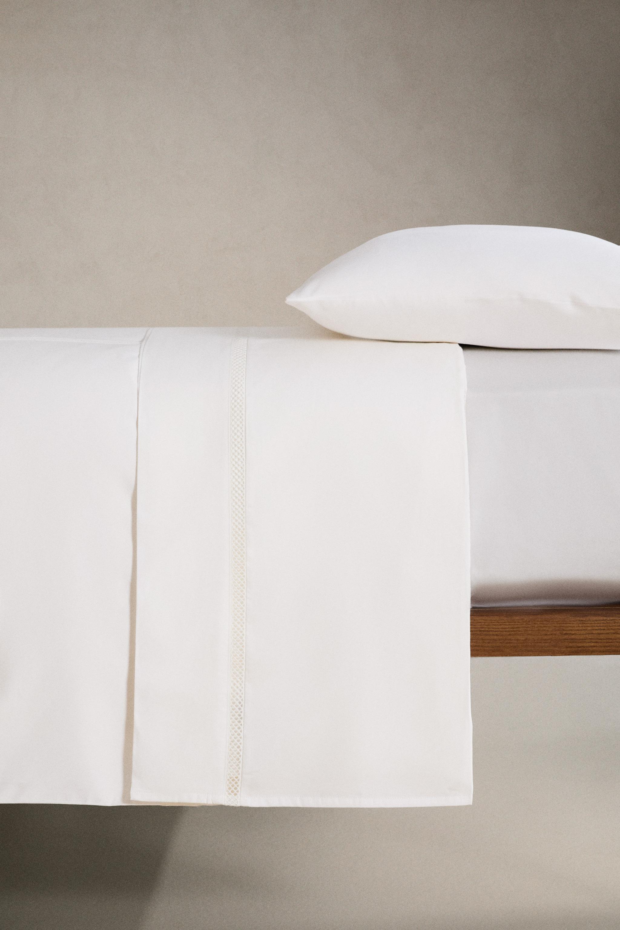 DRAP PLAT SATIN BRODERIE JOUR ÉCHELLE