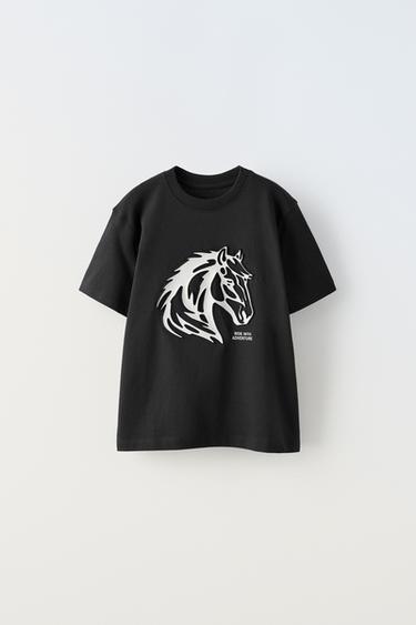 ФУТБОЛКА С ТИСНЕНЫМ ПРИНТОМ «ЛОШАДЬ» — ЧЕРНЫЙ от Zara — изображение 0
