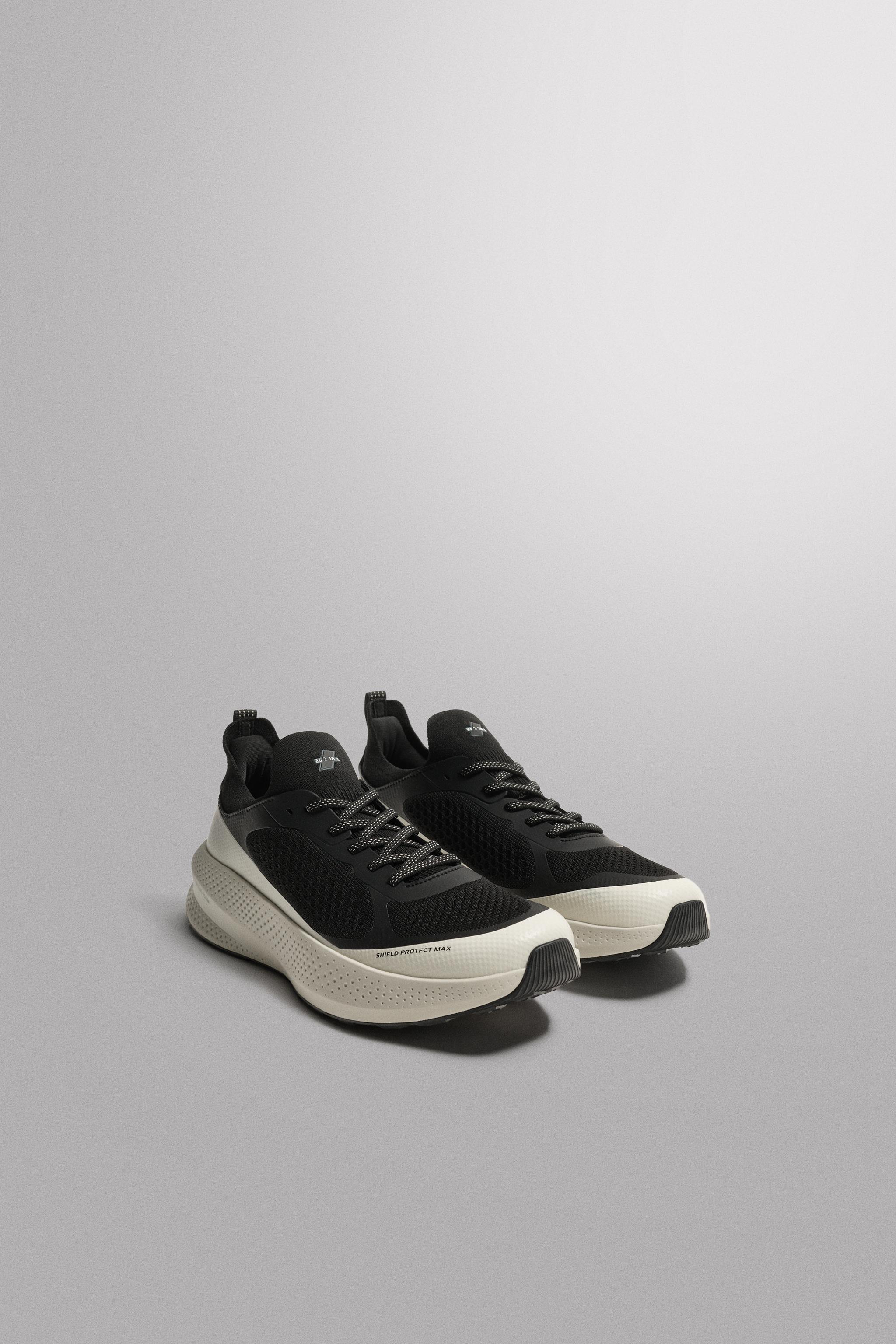 RUNNING SNEAKERS — Black