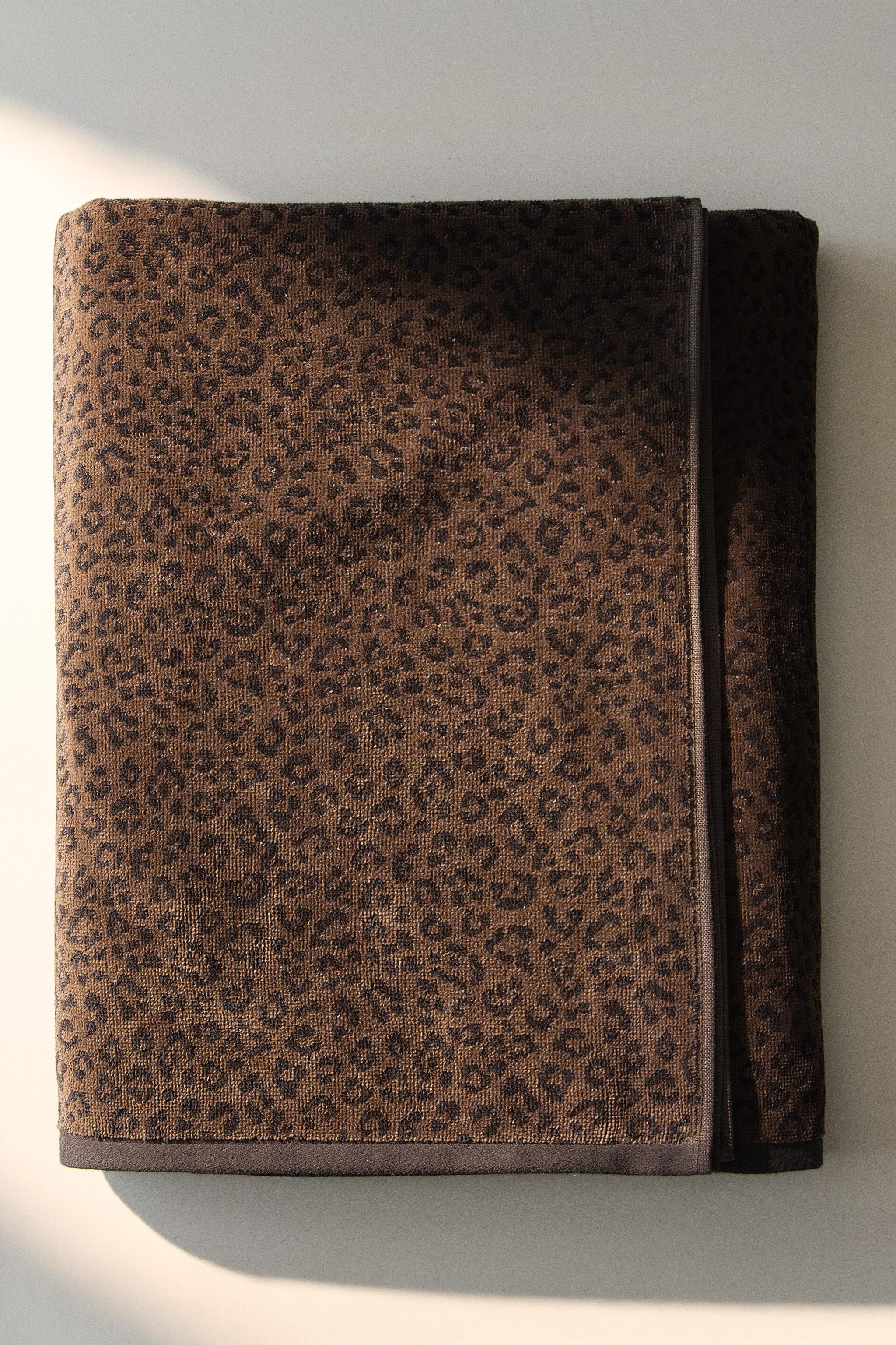 ANIMAL PRINT VELOUR BEACH TOWEL — Chocolate