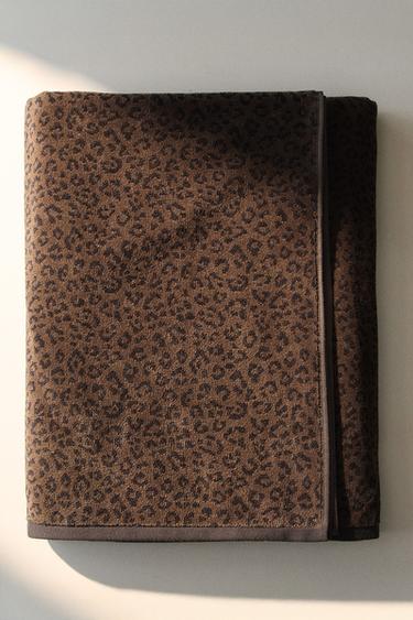 SERVIETTE DE PLAGE VELOUR IMPRIMÉ ANIMAL - Chocolat de Zara