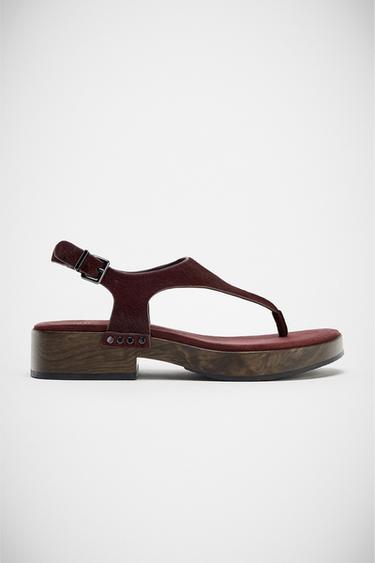 SANDÁLIA COM TACHAS DE COURO - Vermelho-bordô da Zara