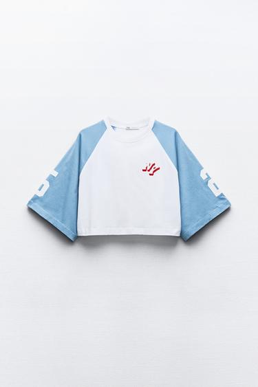 CAMISETA CROP TEXTO NÚMERO VARSITY - Azul / Blanco de Zara
