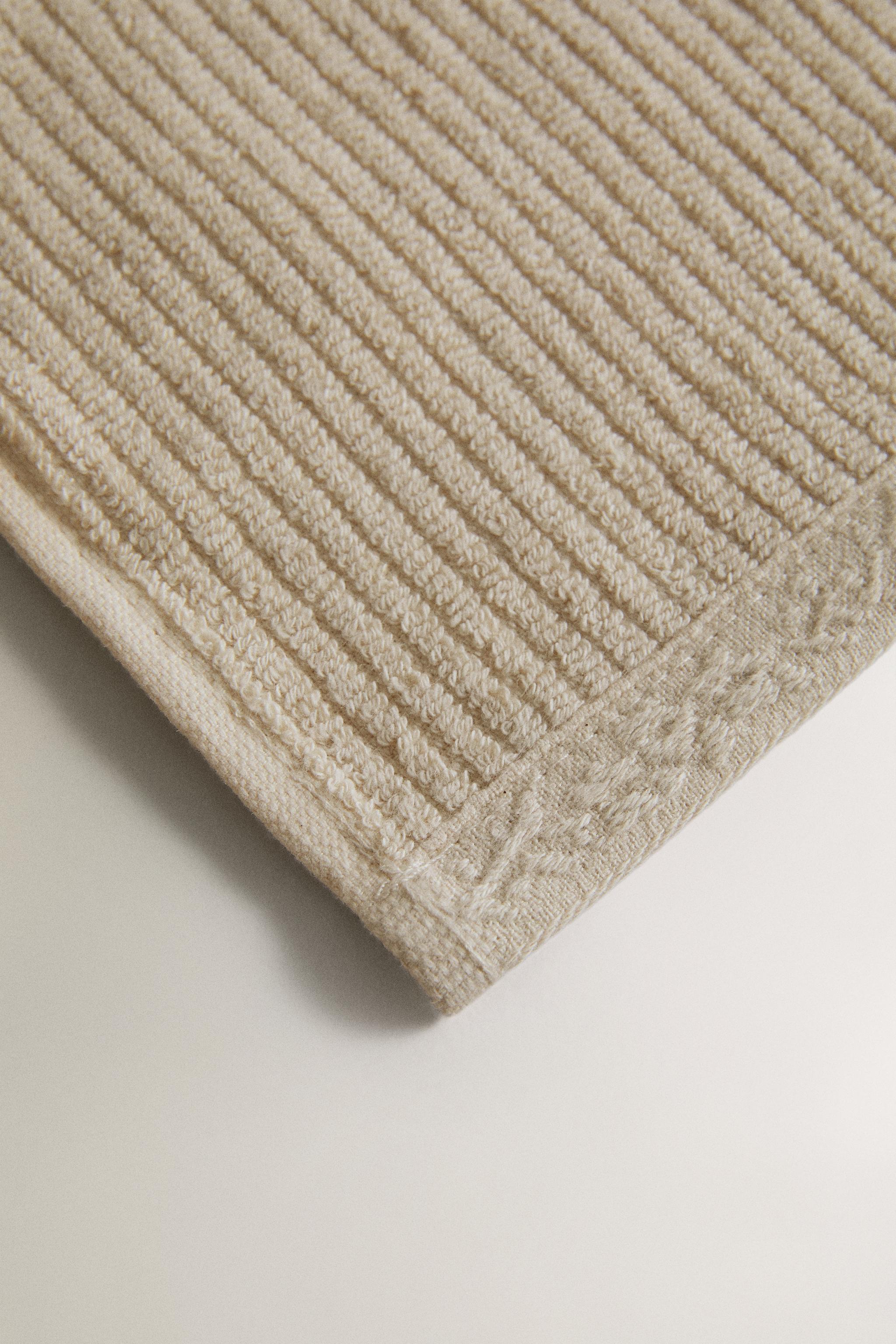 TEXTURED BATH TOWEL
