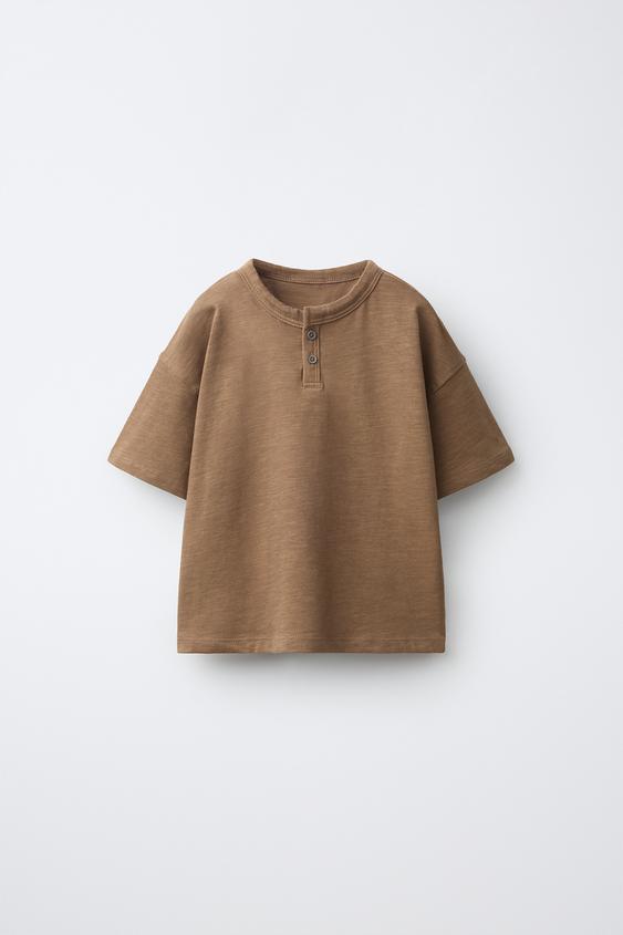 CAMISETA DECOTE DE BOTÕES - Marrom da Zara - Imagem 0