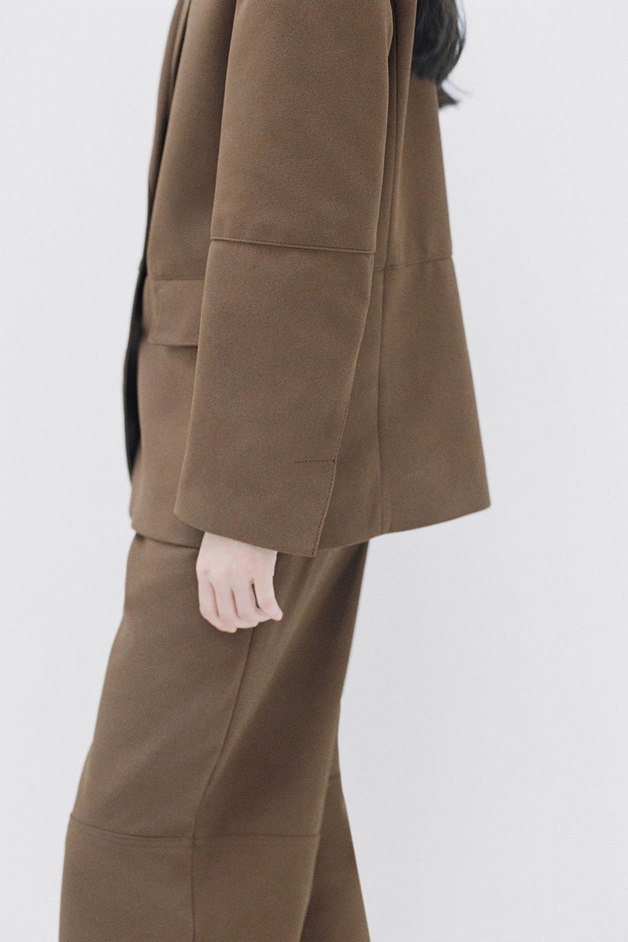 【ZARA】スエード風ストレートブレザー ブラウン | 2518/907/700 STRAIGHT FIT FAUX SUEDE BLAZER - Brown | ZARA United States