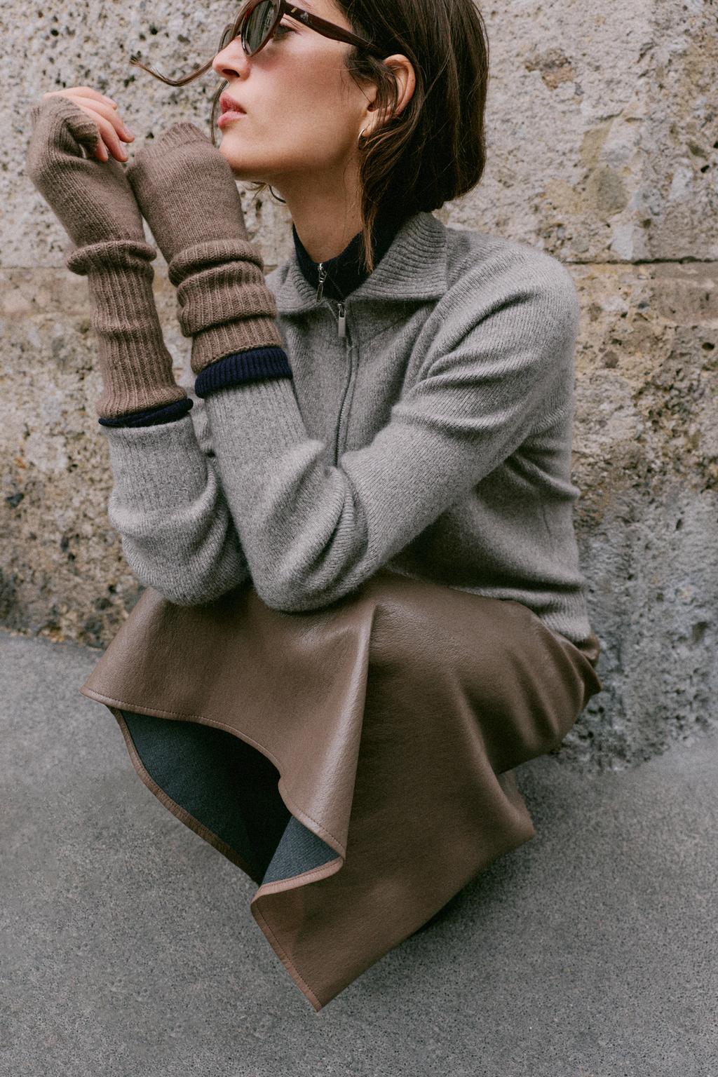 LONG KNIT MITTENS