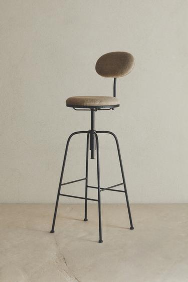 SWIVEL BAR STOOL WITH BACK - أسود / خام الخاص بـ Zara