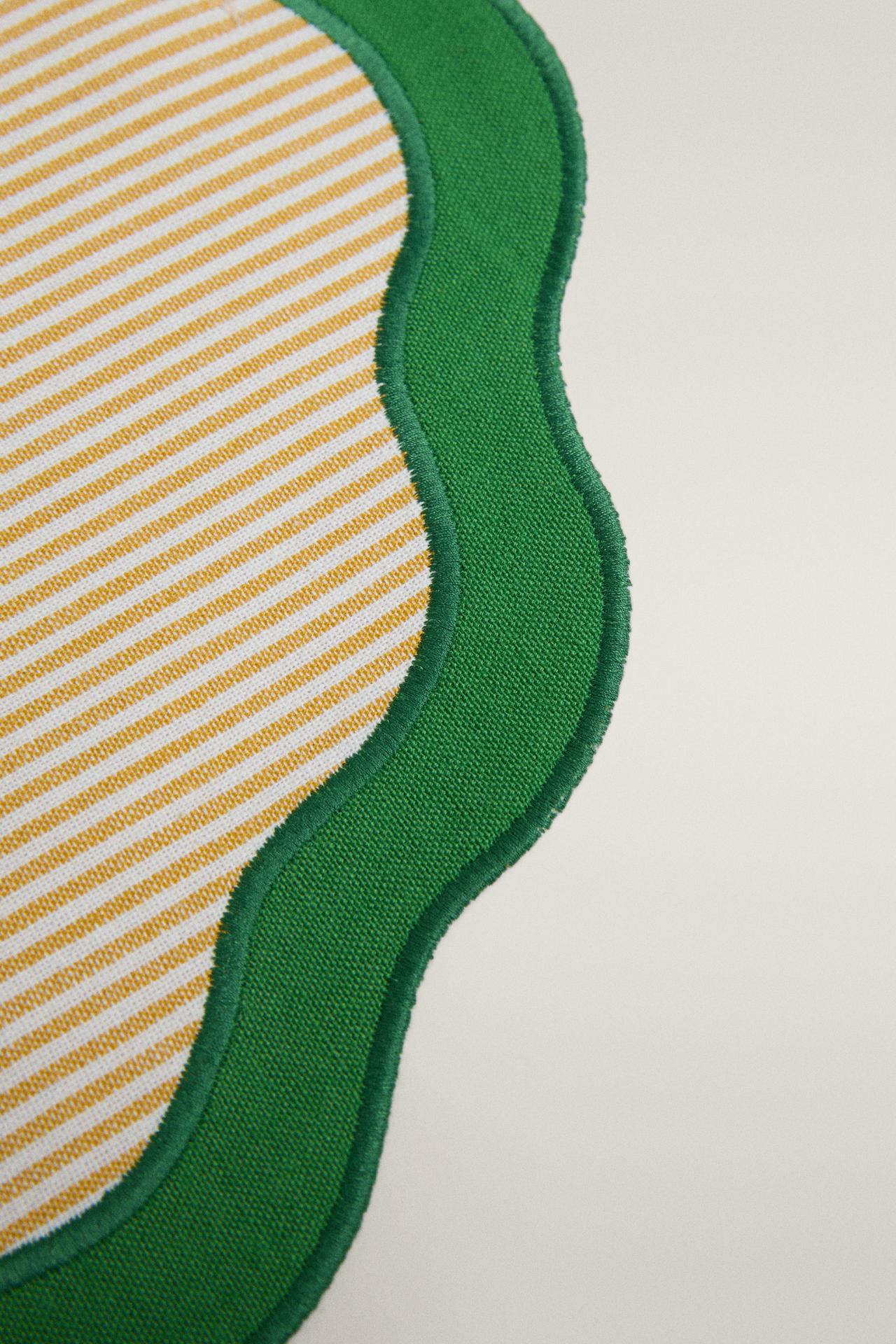 STRIPED PLACEMAT WITH SCALLOPED EDGE — Green