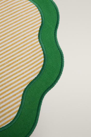 STRIPED PLACEMAT WITH SCALLOPED EDGE — Green 2