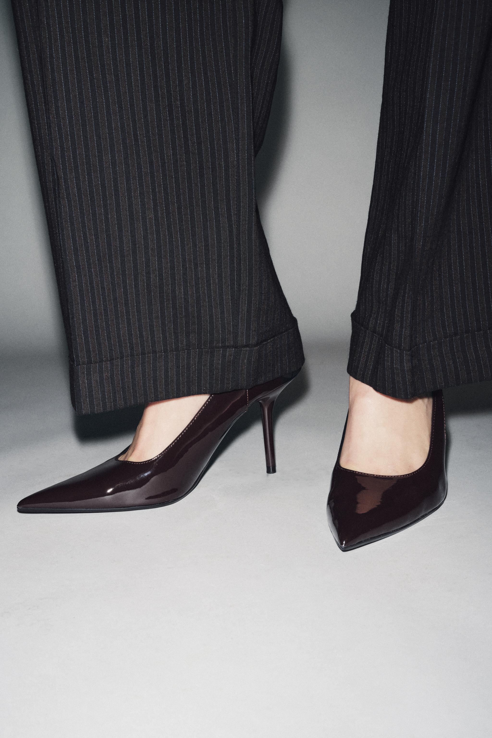 HEELS WITH SIDE OPENINGS