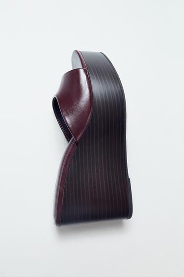 SANDALIA CUÑA EFECTO CRAQUELADO - Rojo Burdeos de Zara