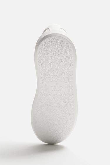 EINFARBIGER SNEAKER MIT WEITEM SCHNITT - Weiß von Zara