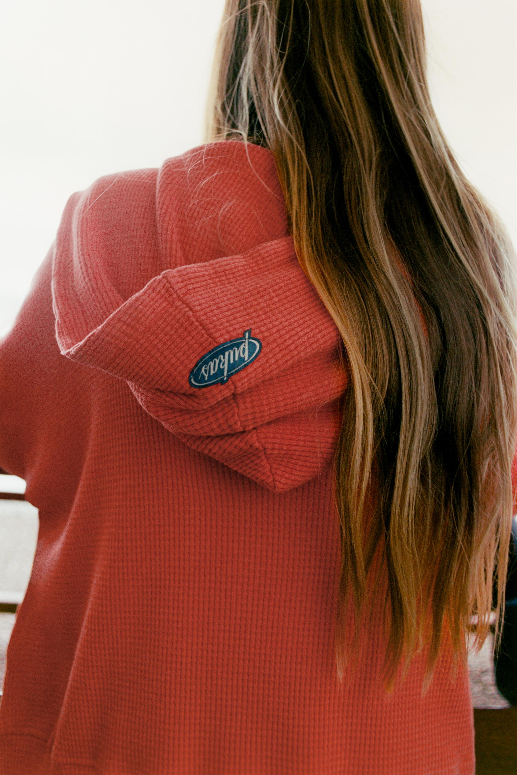 PUKAS SURF WAFFLE CROPPED HOODIE — Red