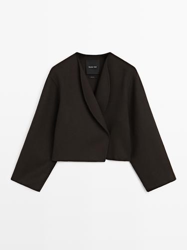 Abrigo corto detalle solapas redondeadas - Chocolate de Zara