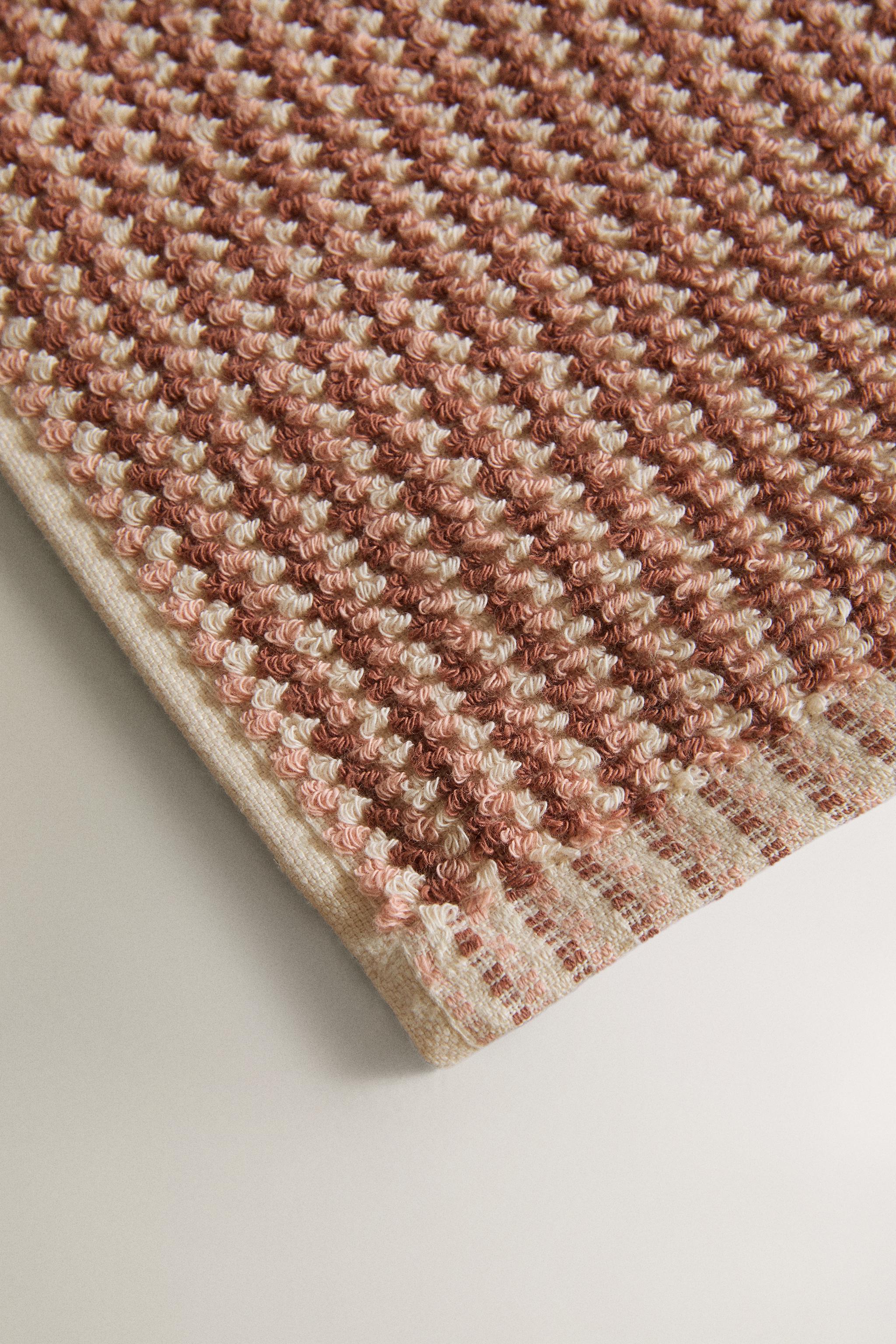 TEXTURED COTTON BATH TOWEL