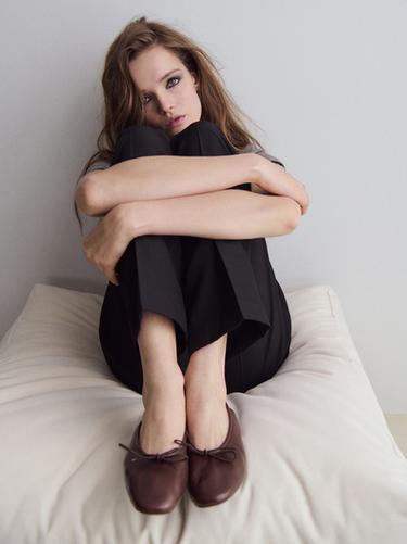 Ballerines froncées avec nœud - Marron de Zara