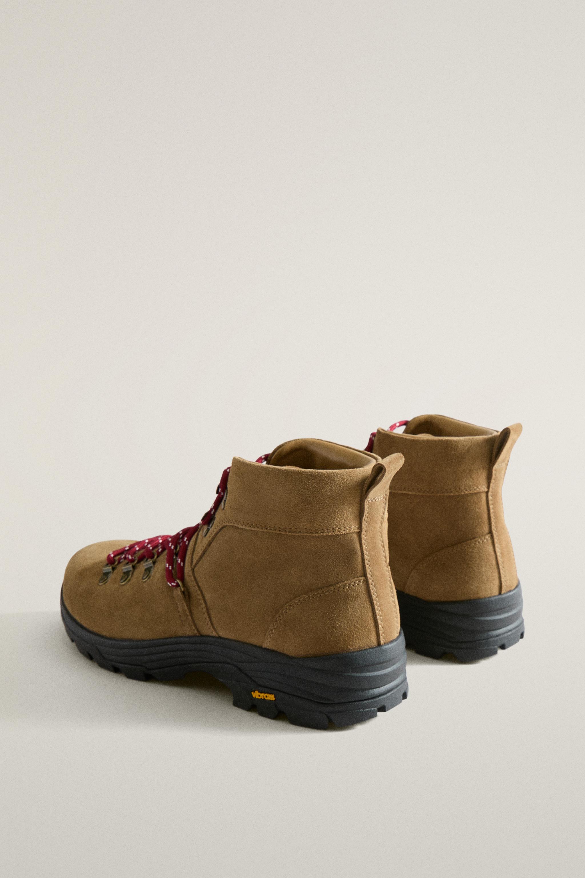 LEATHER HIKING BOOTS