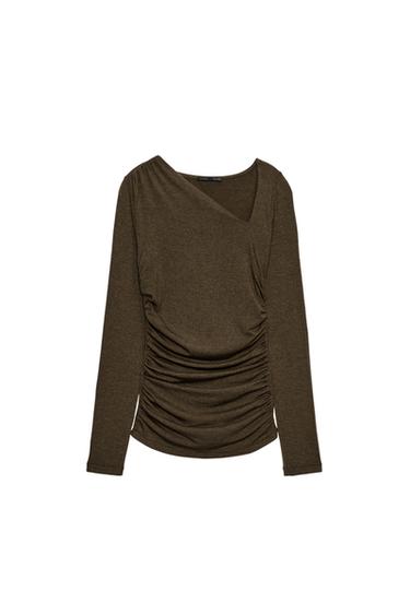 CAMISETA ESCOTE ASIMÉTRICA - Marrón de Zara