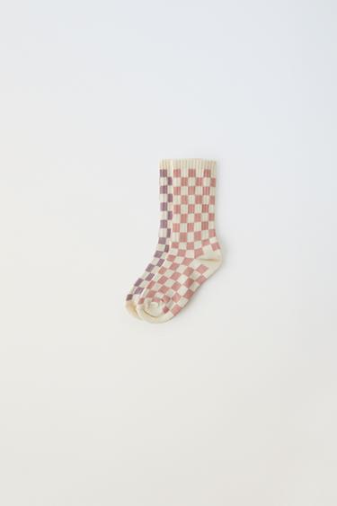 LOT DE DEUX PAIRES DE CHAUSSETTES LONGUES À CARREAUX DAMIER - Rose de Zara