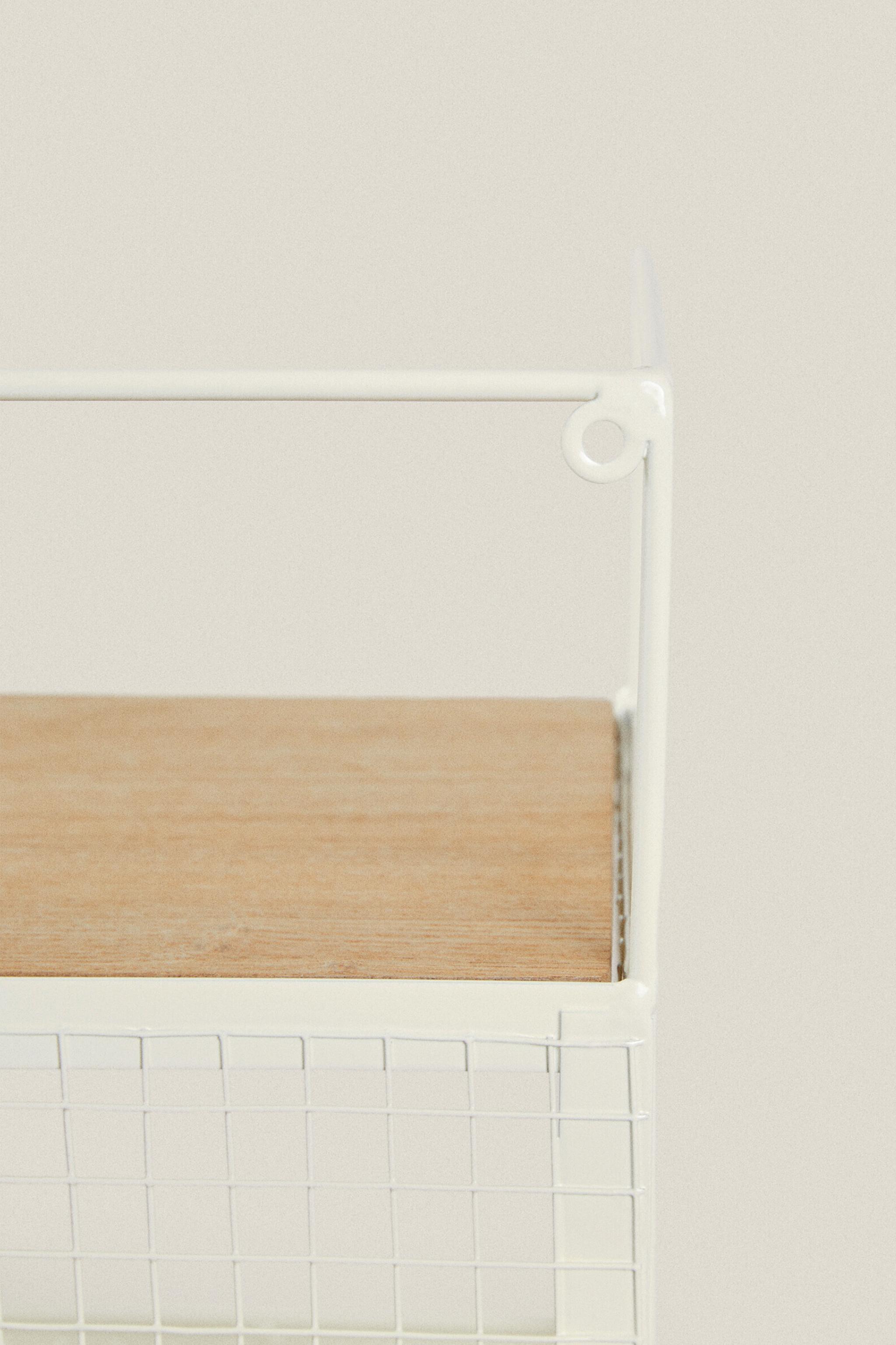 STORAGE UNIT WITH SHELVES