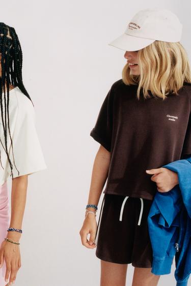 コントラストレリーフテキストTシャツボルドーZaraのコントラストレリーフテキストTシャツ - ボルドー