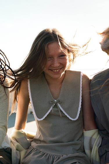 فستان مربعات كشكش ودانتيل شريطي - أبيض / رمادي الخاص بـ Zara