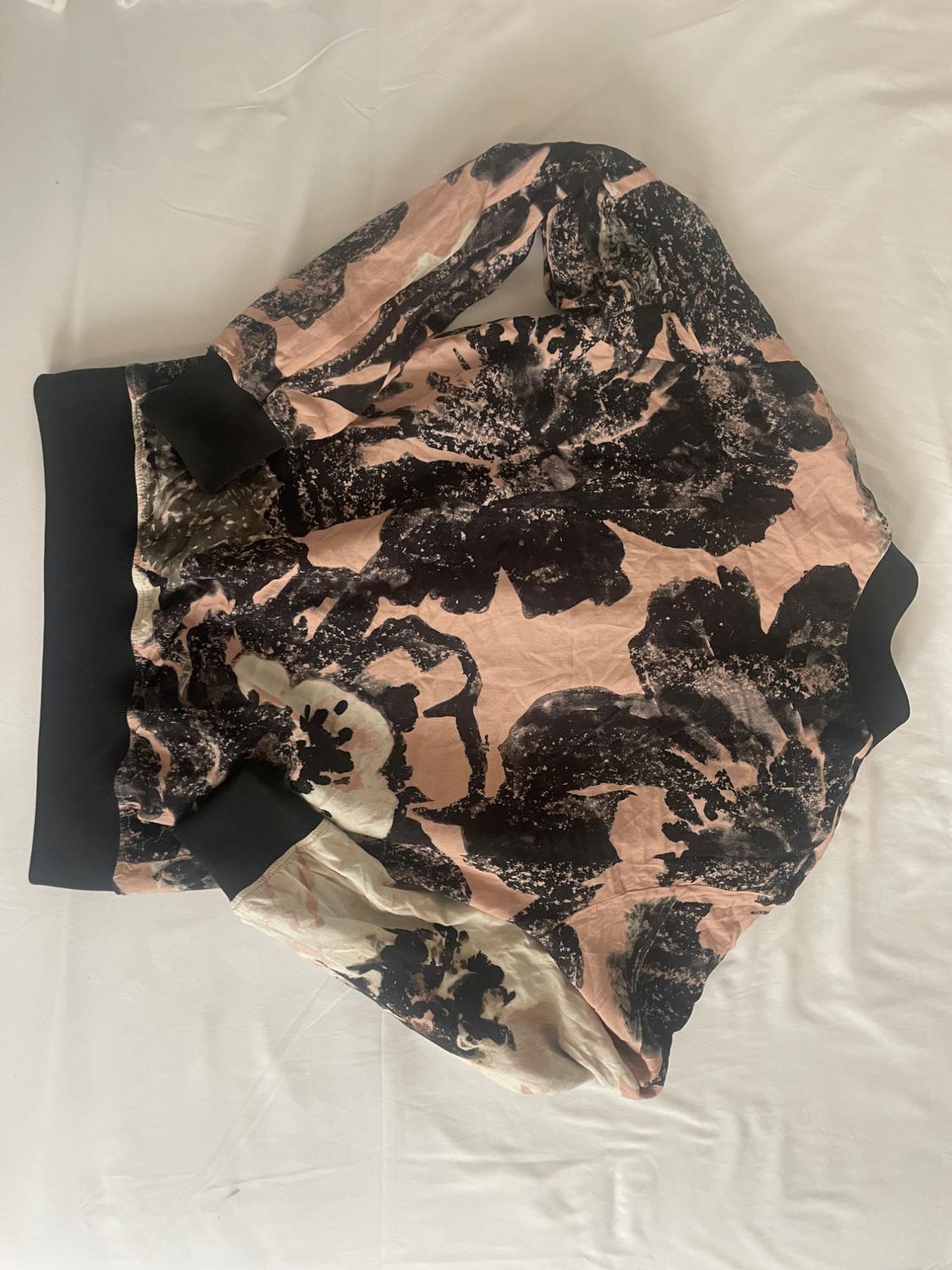 CHAQUETA BOMBER ESTAMPADA EN ROSA Y NEGRO - Image 5