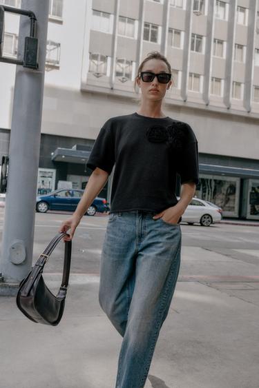 تي شيرت زهرة ناعمة - أسود الخاص بـ Zara