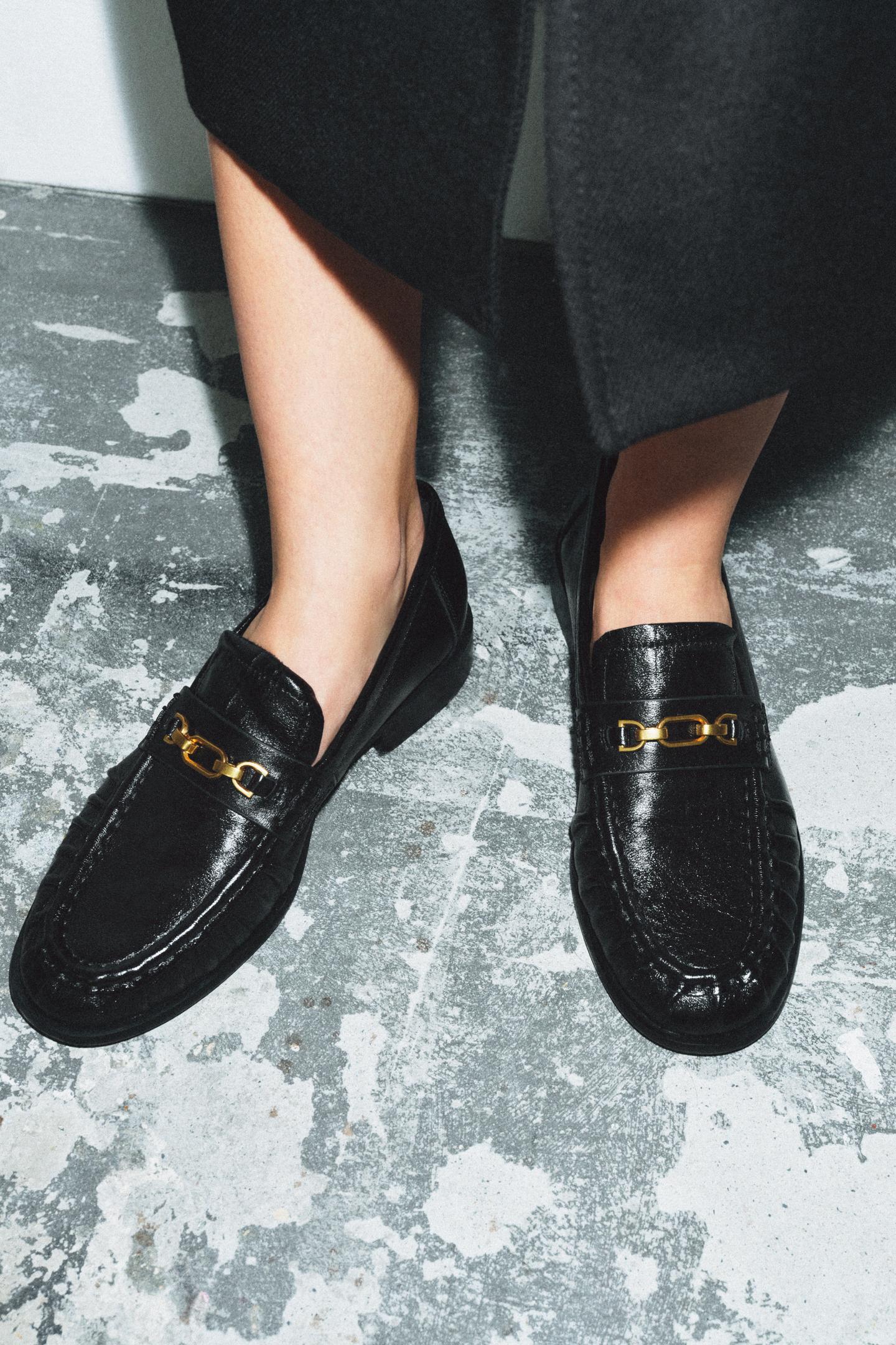 Женские туфли Zara Leather Loafers with Metal Ornament, цвет: Чёрный — фото 2