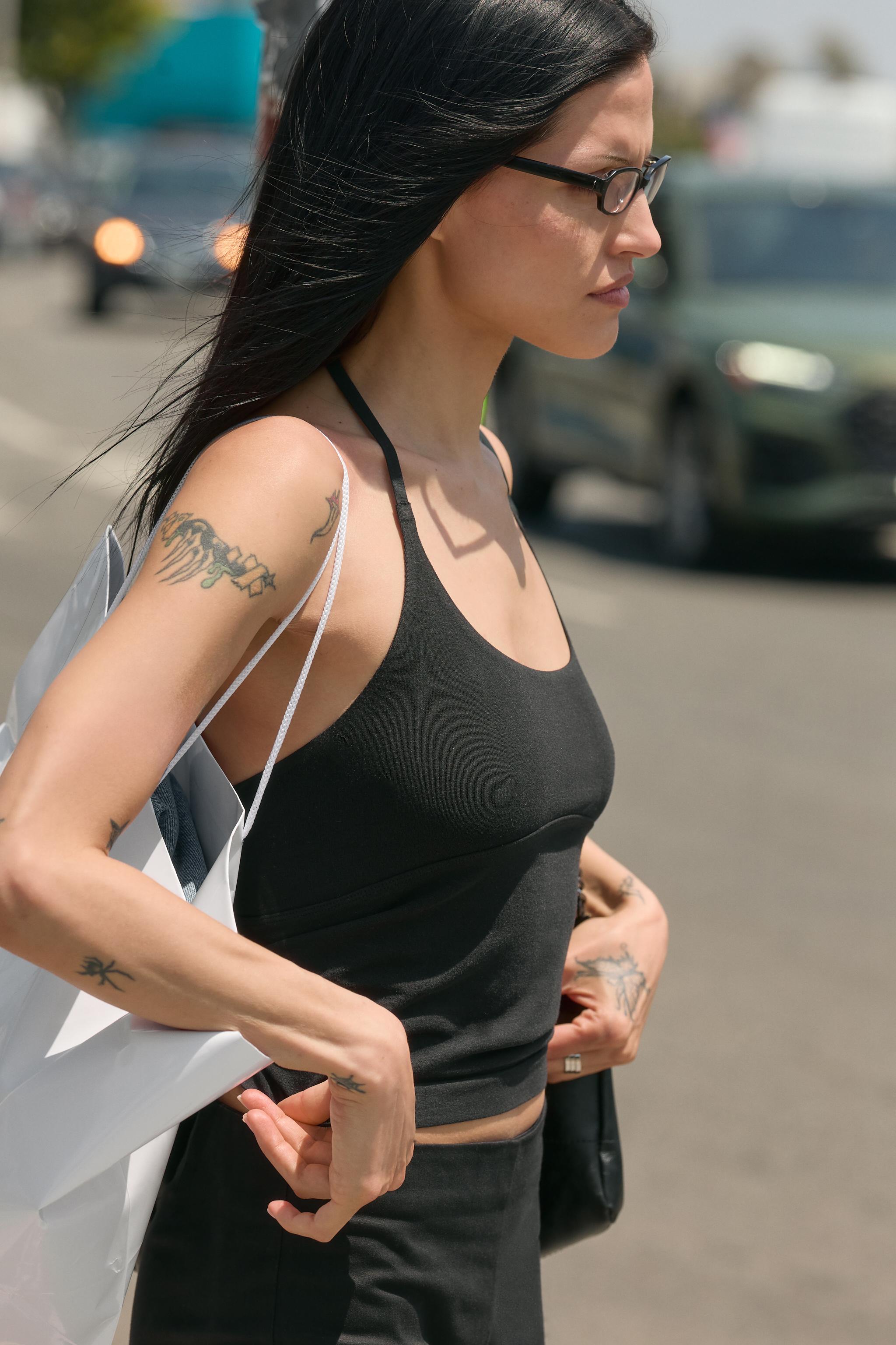 SEAMLESS HALTER TOP