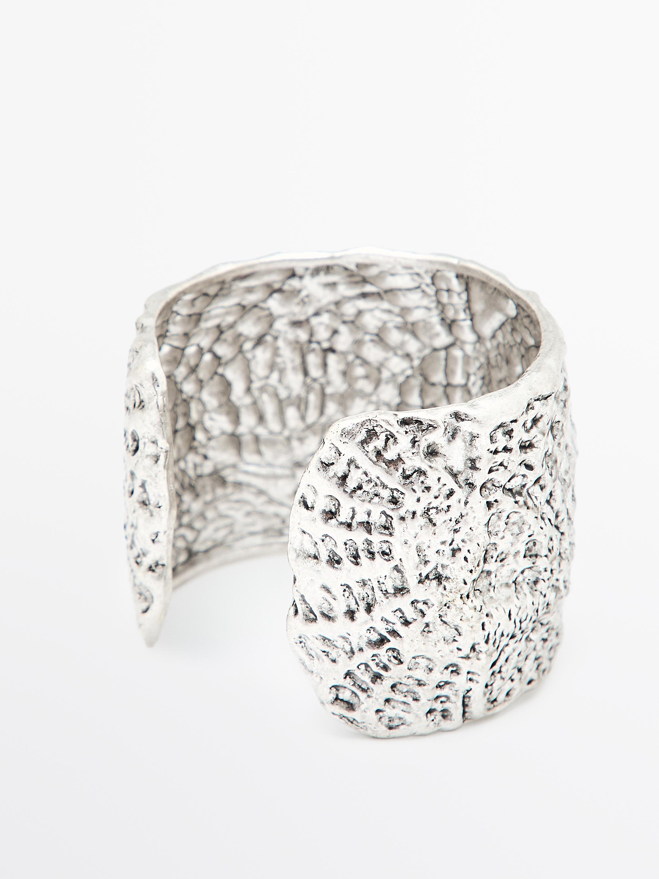 Bracelet manchette en métal texturé