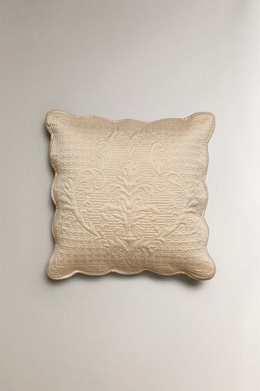 QUILTED CUSHION COVER FOR QUILTS WITH RAISED DESIGN - كافا الخاص بـ Zara
