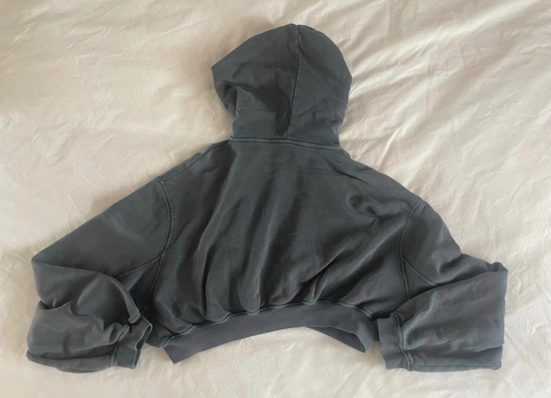 SUDADERA CROP GRIS AZULADA - Image 5