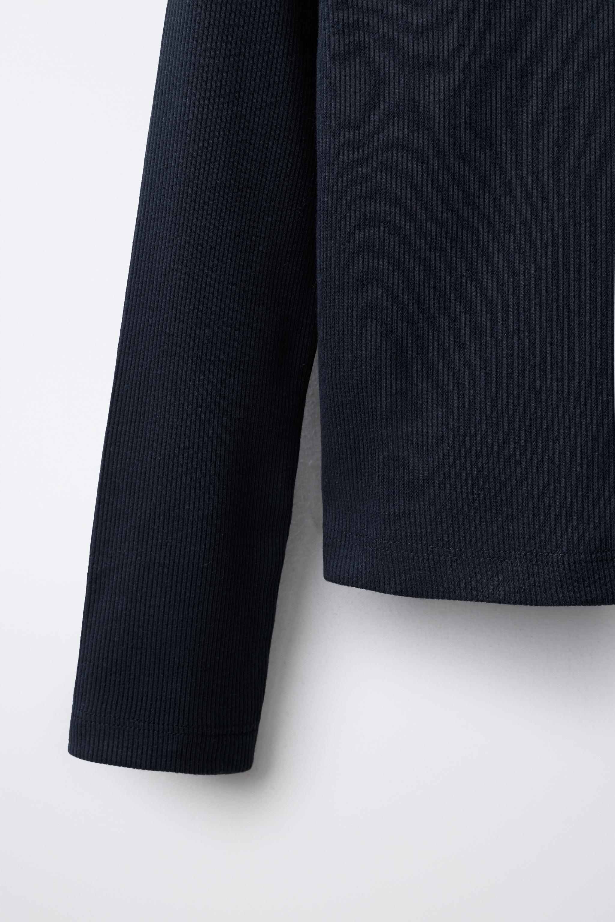 RIBBED V-NECK T-SHIRT