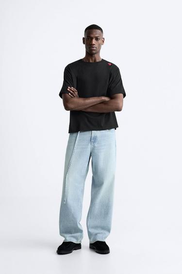 ТОЛСТОВКА С ЭФФЕКТОМ ПОТЕРТОСТИ С НАДПИСЬЮ — ЧЕРНЫЙ от Zara — изображение 0