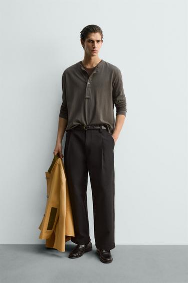 تيشرت RELAXED FIT بياقة هينلي - زيتوني الخاص بـ Zara