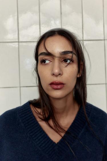 PULL DOUX EN MAILLE COL EN V - Bleu marine de Zara - Image 2