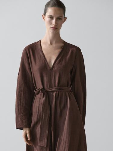 Robe midi fluide avec ceinture en lin - Marron de Zara