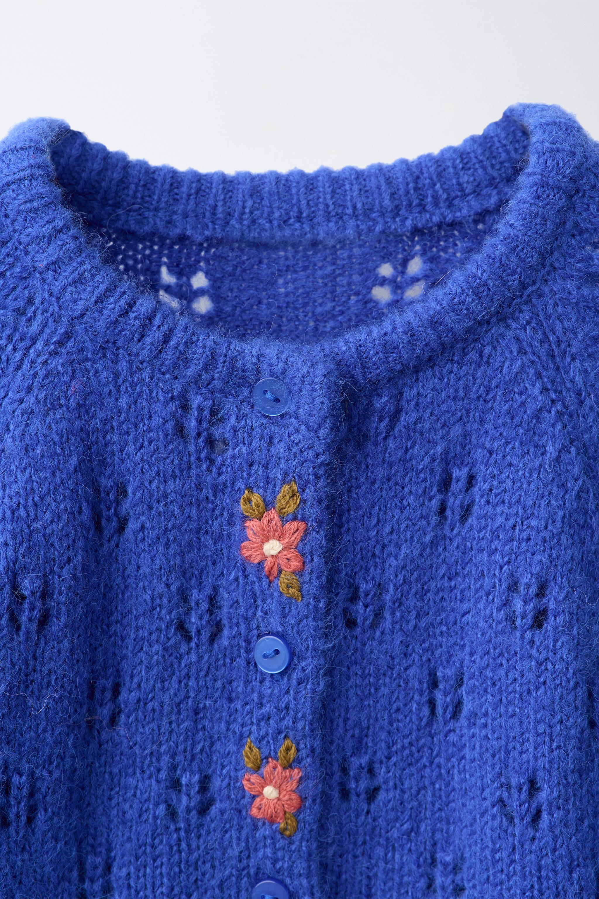 GILET EN MAILLE À FLEURS BRODÉES
