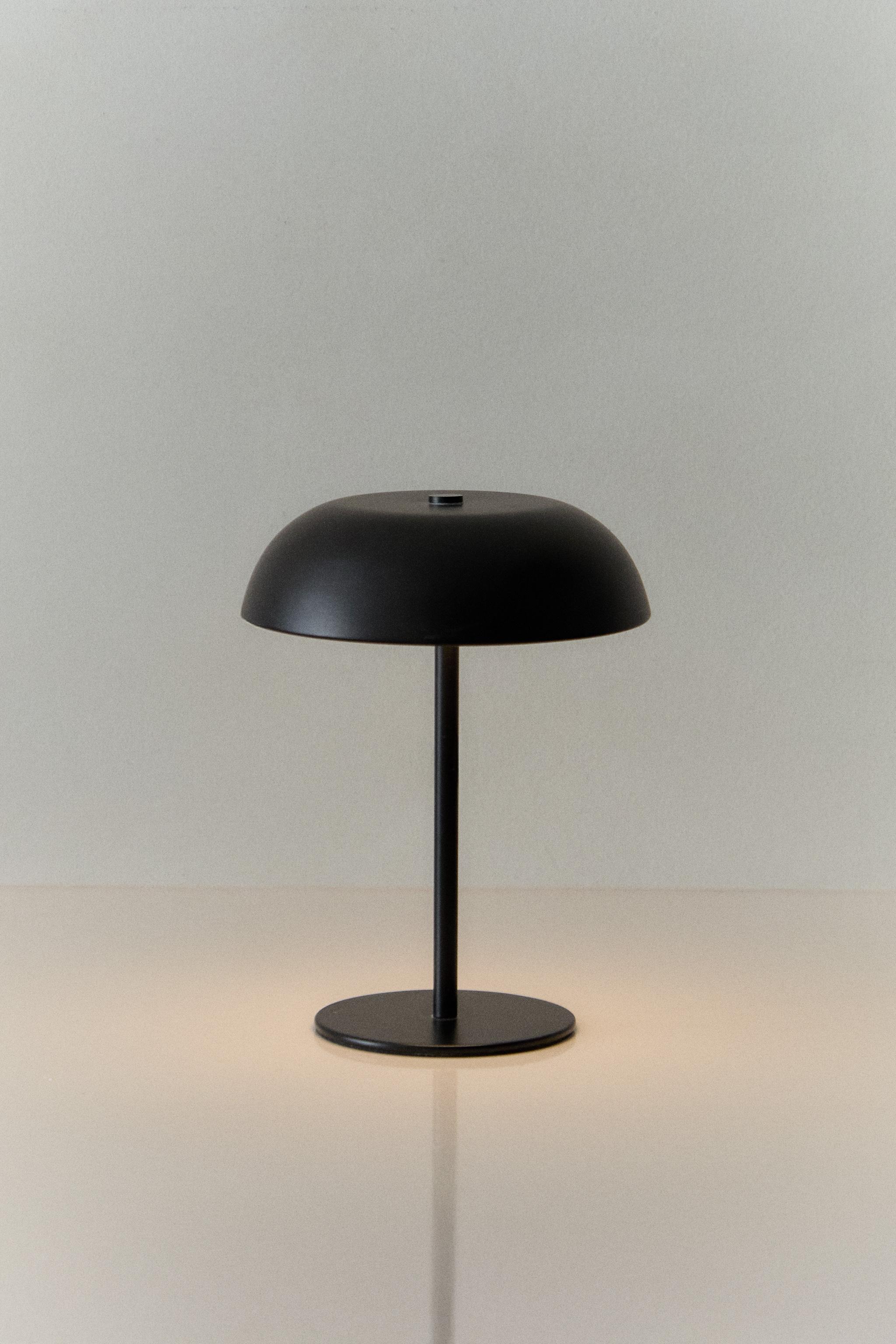 MONOCHROME CORDLESS TABLE LAMP