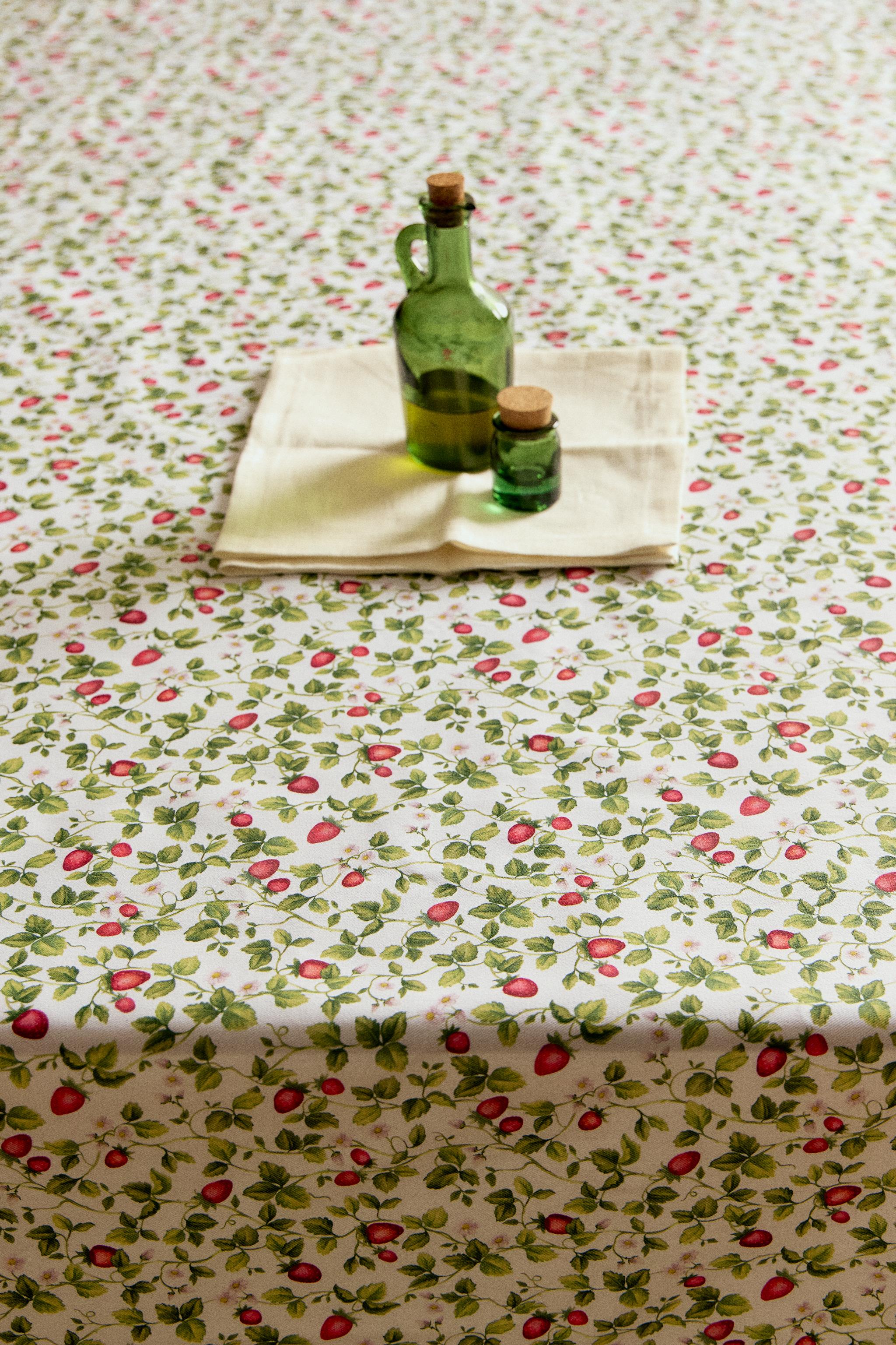 STRAWBERRY RESIN-COATED COTTON TABLECLOTH