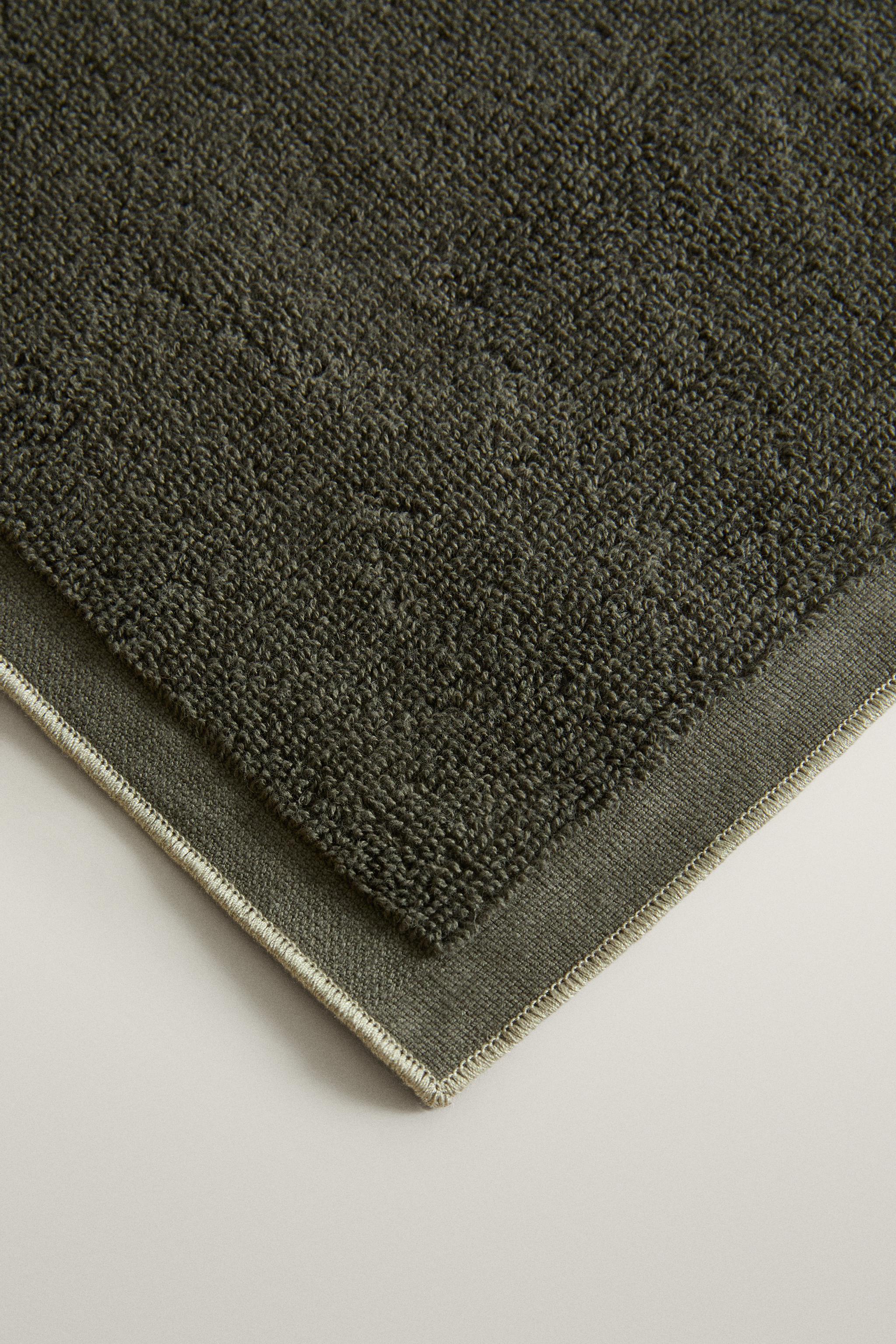 STITCHED AND CONTRAST-PIPED BATH TOWEL