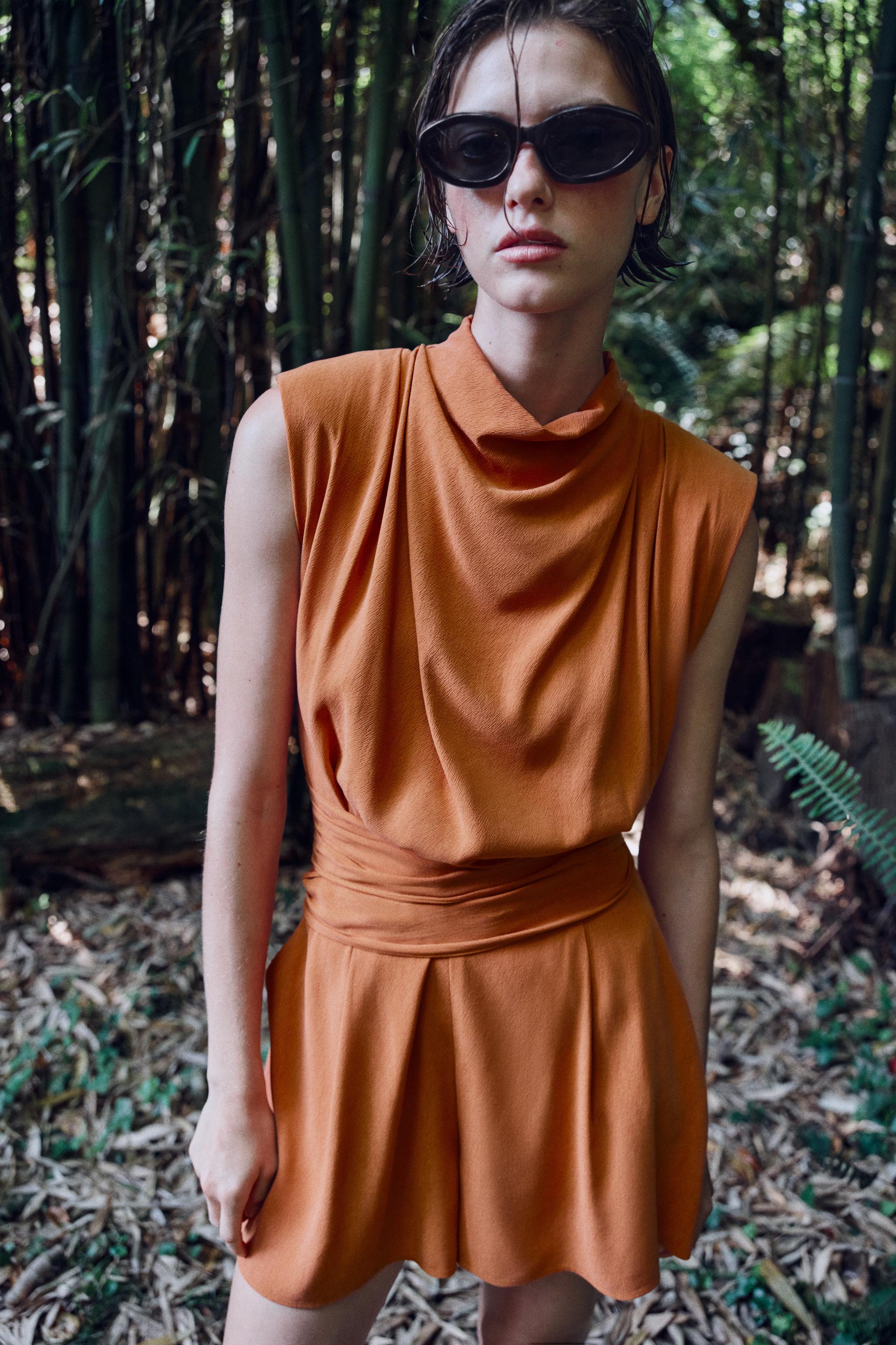 COMBI-SHORT AVEC CEINTURE ET ÉPAULETTES