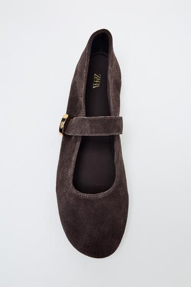 BUCKLED SPLIT SUEDE BALLET FLATS - Brown by Zara