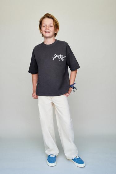 ФУТБОЛКА С ПРИНТОМ ГРАФФИТИ — ТЕМНЫЙ АНТРАЦИТ от Zara