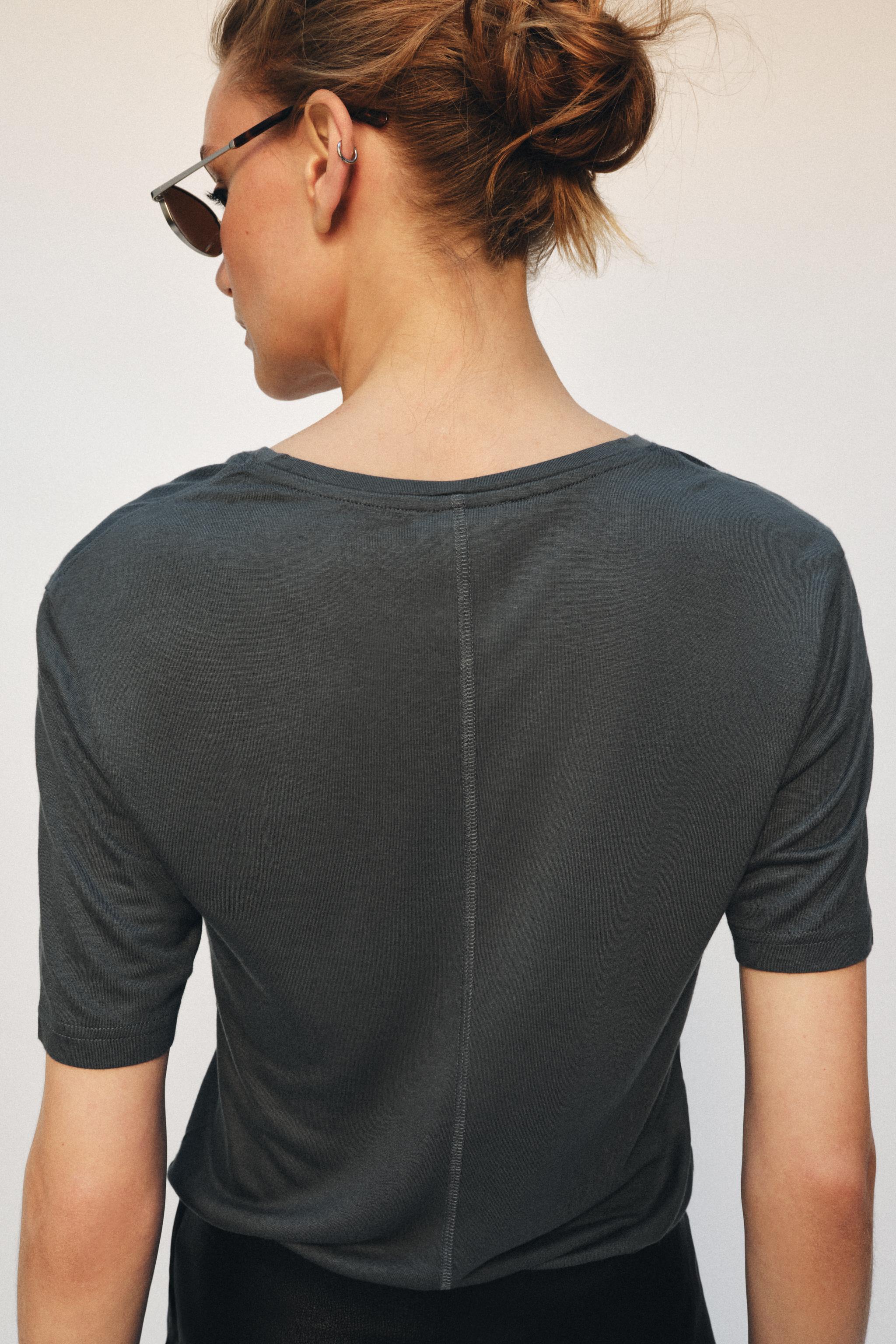 V YAKA DÖKÜMLÜ T-SHIRT - Görsel 3