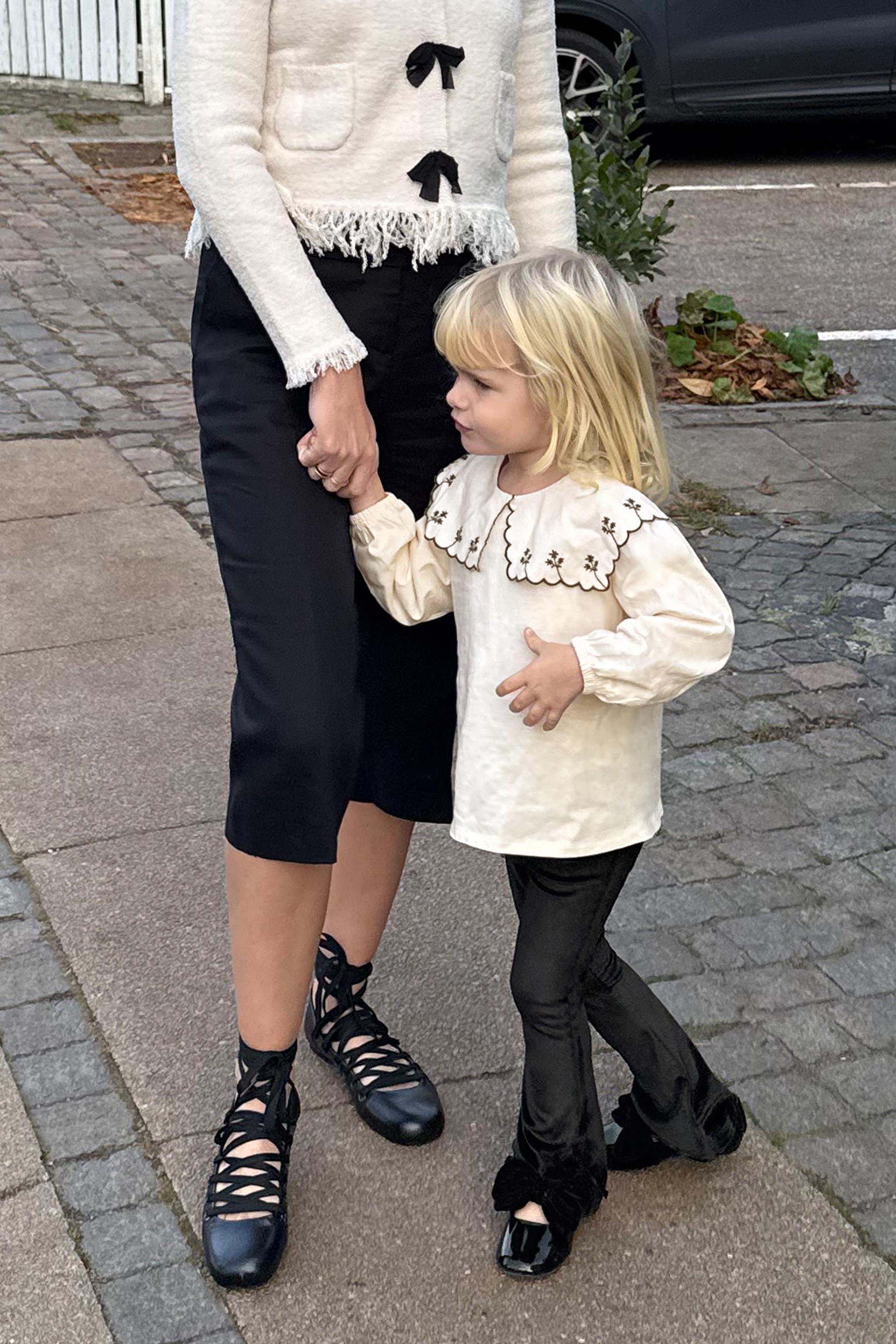 ザラ かっこよく ZARA トレーナー・プルオーバー 100 女の子 白、黒、ドット 子供服 ベビー服 キッズ アウトレット