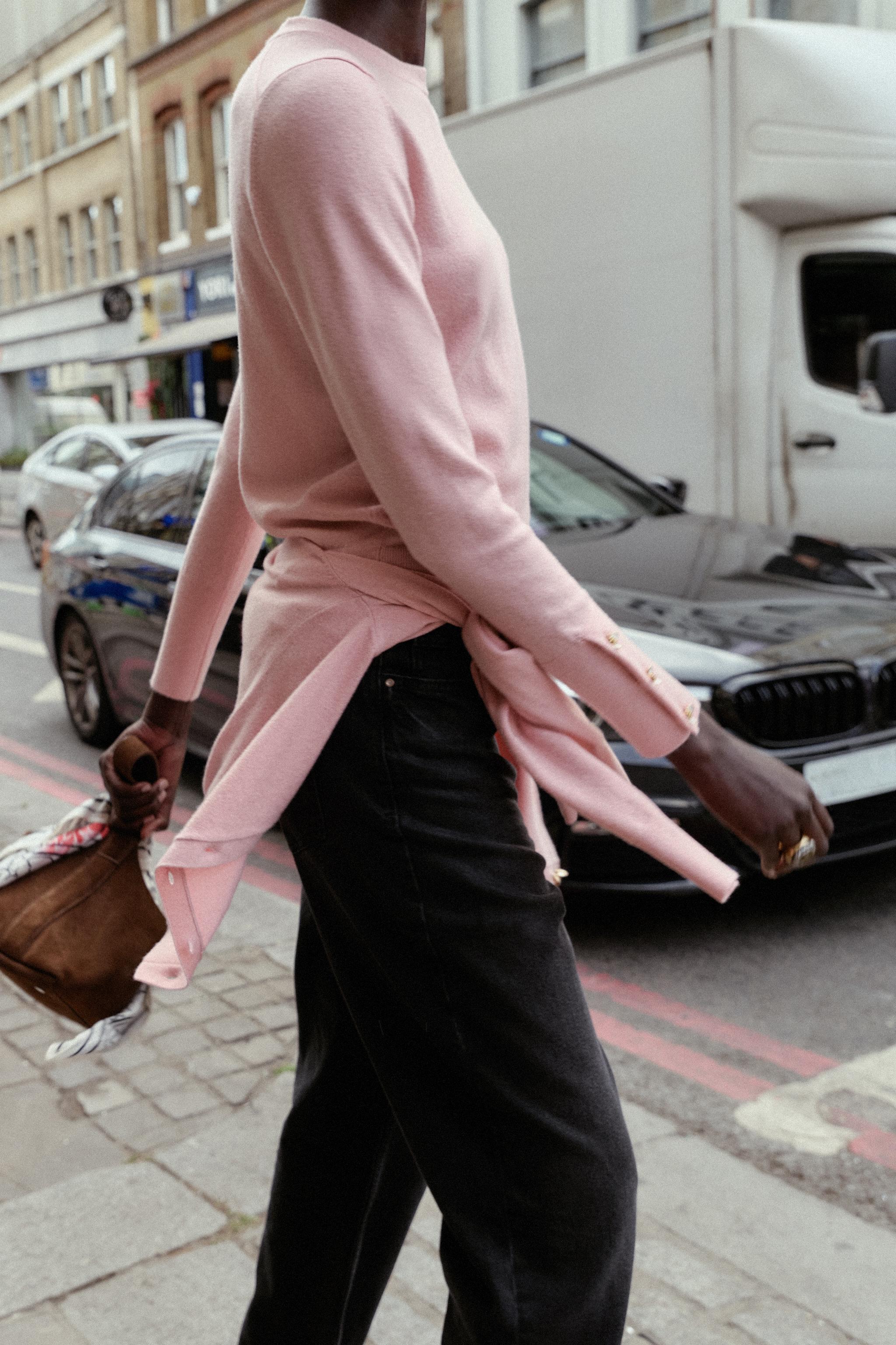 フラワーボタン付きニットセーター - ミディアムピンク | ZARA