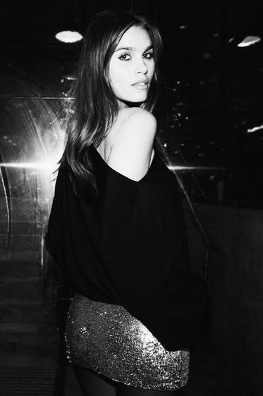 КОРОТКА СУКНЯ З КОМБІНОВАНИМИ БЛИСКІТКАМИ - Чорний Zara